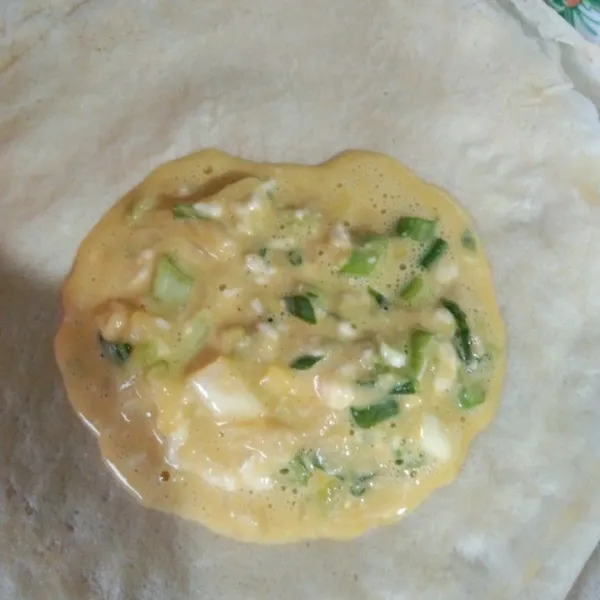 Siapkan kulit lumpia, isi dengan adonan.