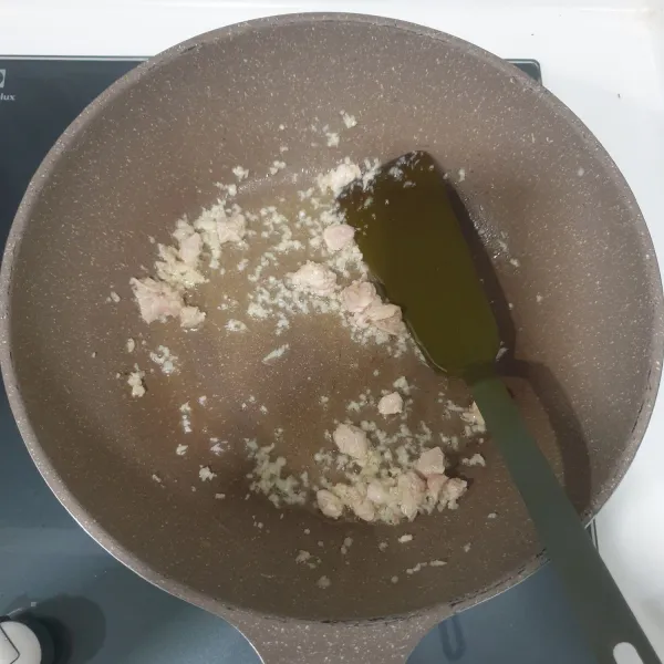 panaskan minyak sayur tumiskan bawang putih dan Ayam Fillet yang di potong dadu kecil,tumis sampai harum dan ayam kaku.