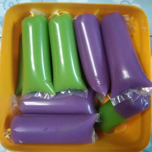 Tuang kedalam plastik es, kemudian masukkan kedalam freezer sampai es keras.