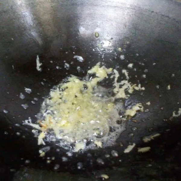 Tumis bawang putih sampai harum sedap.