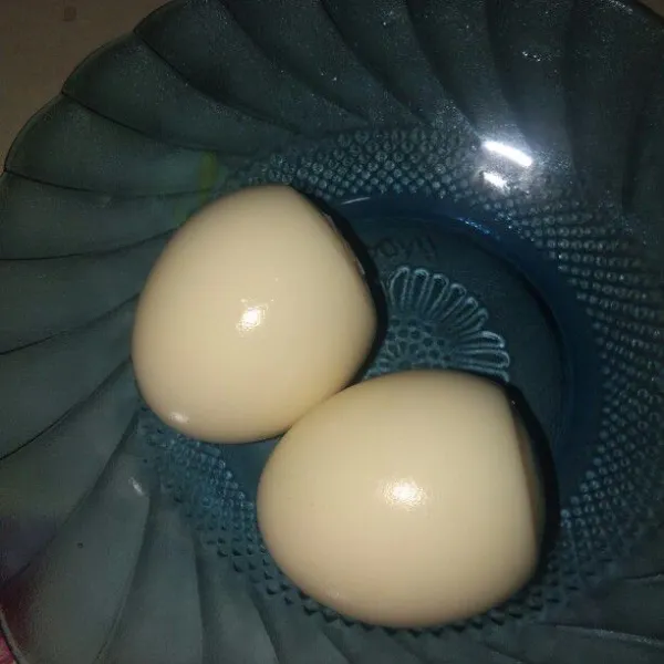 kupas telur rebusnya.