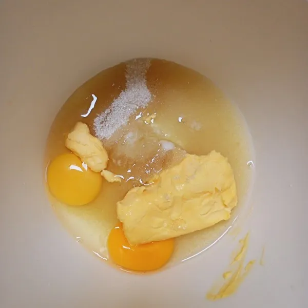 Campurkan gula, susu, margarin dan telur. MIxer hingga gula tercampur rata lalu masukkan wortel.