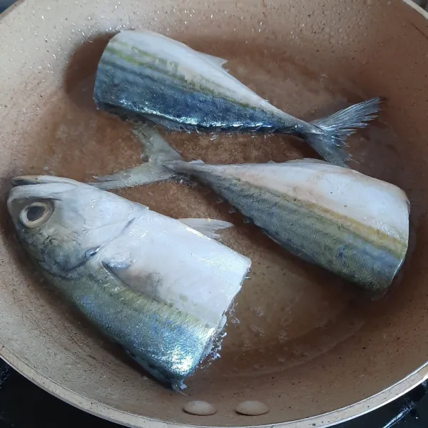 Goreng ikan kembung asal berkulit. Angkat. Sisihkan.