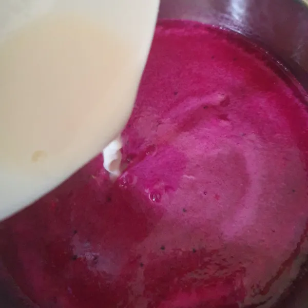 Masak blenderan buah naga bersama agar-agar, jelly, susu dan gula. Aduk rata. Matikan api.