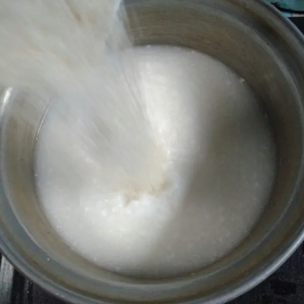 Tuang santan dalam panci, tambahkan gula pasir dan tepung maizena, aduk rata.