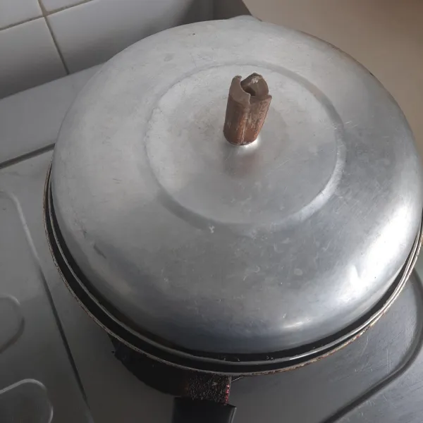 Masak adonan dengan api kecil dan ditutup. Balik adonan hingga bagian bawah sudah kecoklatan. Kemudian masak bagian bawah hingga kecoklatan, setelah itu angkat pancake.
