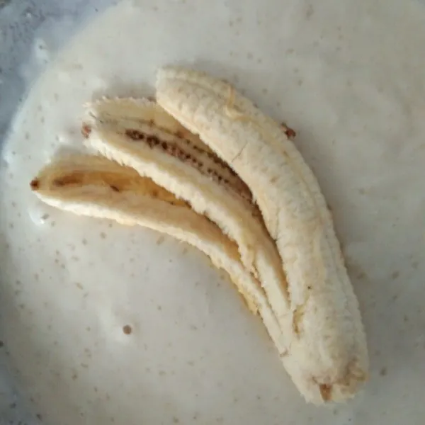 Celupkan pisang ke dalam larutan tepung hingga terlumuri semua.