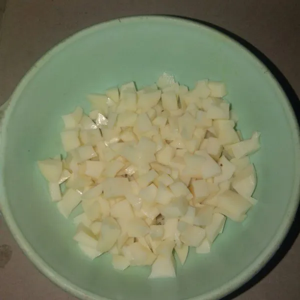 potong putih telur berbentuk dadu kecil.