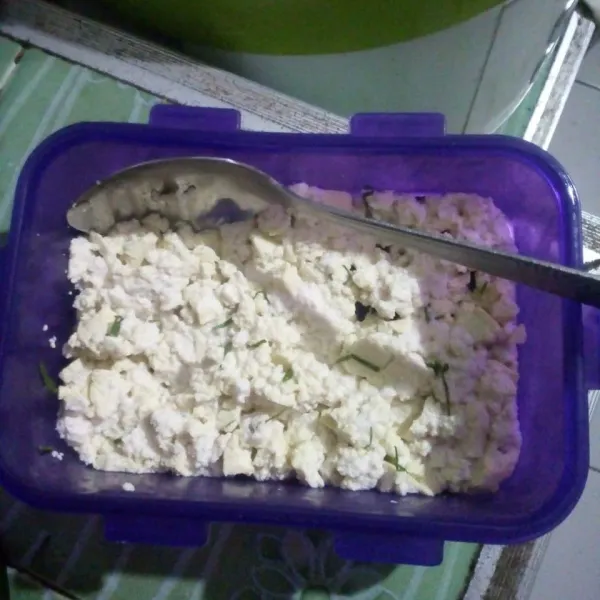 Campurkan irisan daun seledri dan garam, aduk rata.