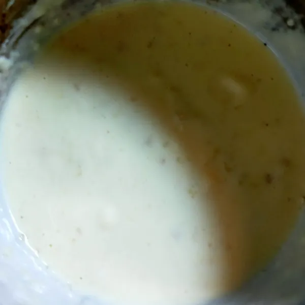 Membuat saus putih : cairkan butter, masukkan tepung terigu, aduk sampai rata dan bau tepung hilang. Masukkan susu, aduk sampai licin tdk bergerindil. Masukkan keju.
