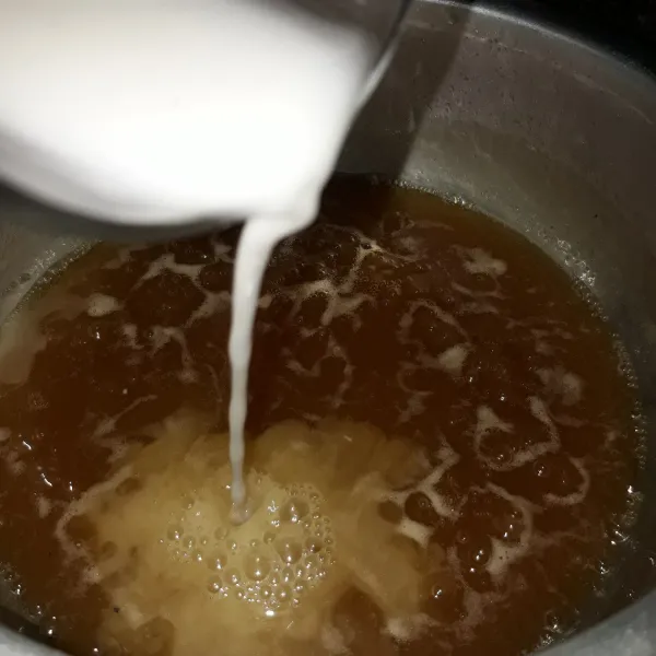 Tambahkan larutan maizena lalu aduk sampai mengental. Angkat, tunggu sampai dingin.