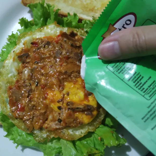 Tata roti, daun selada, telur, sarden, beri mayonaise.