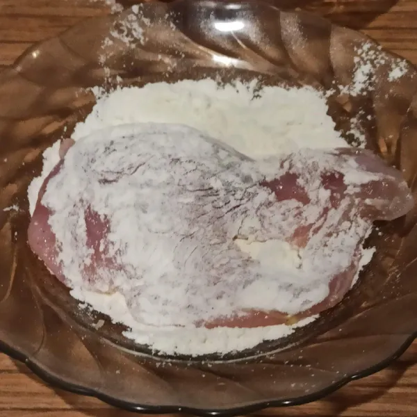 Campur tepung dengan garam dan merica bubuk, aduk rata. Balur ayam dengan tepung hingga rata.