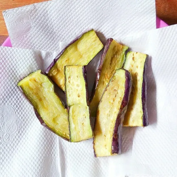 Goreng terong sampai setengah empuk (karena nanti akan dimasak ulang bersama bumbu balado, supaya tidak mudah hancur). Tiriskan untuk mengurangi minyak.