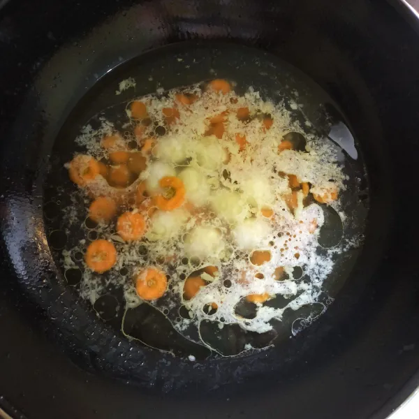 Lalu masukan telur puyuh, beri garam, kaldu jamur dan sedikit lada bubuk, masak hingga wortel setengah empuk.