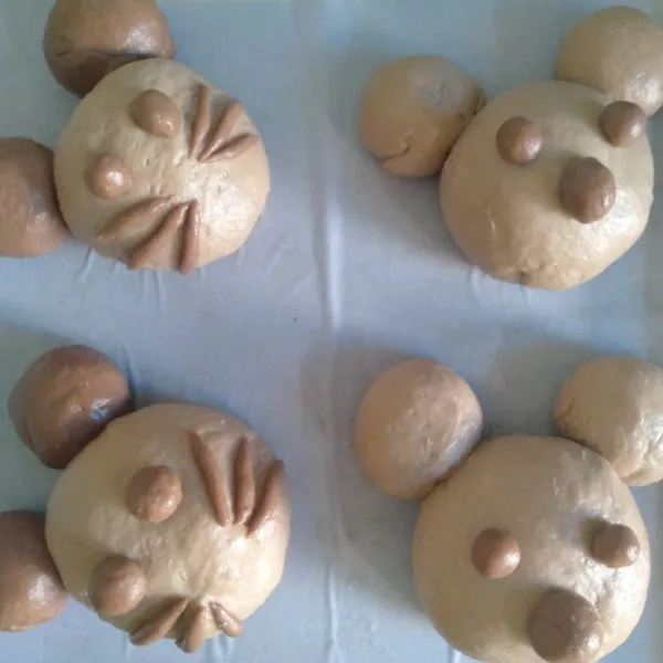 Bentuk adonan menjadi karakter hewan lucu ya. Gunakan adonan cokelat muda. Di sini aku bikin koala, tikus, kelinci & beruang kecil. Dan adonan cokelat tua kita aplikasikan sebagai mata, kumis, mulut & telinga. Jangan lupa siapkan olesannya. Cukup campurkan semua bahan.