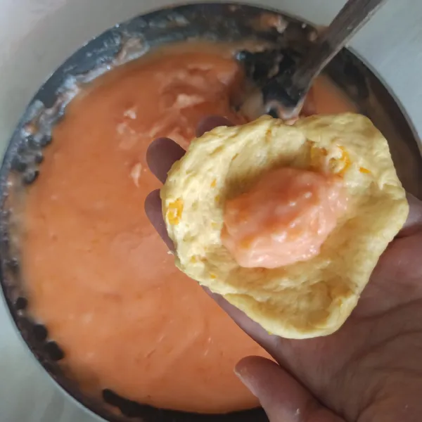 Kemudian Pipihkan adonan, beri isian vla tadi. Siapkan dandang untuk mengukus, beri air. Panaskan hingga beruap. (sekitar 10menit)
