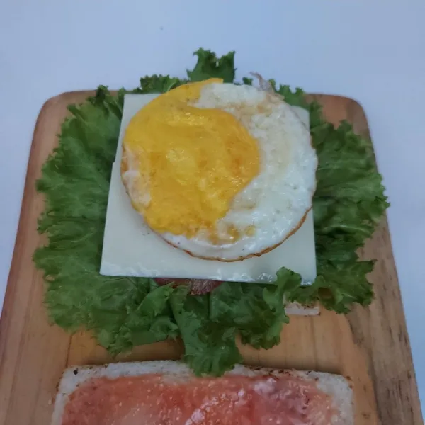 Tumpuk keju dan telur.