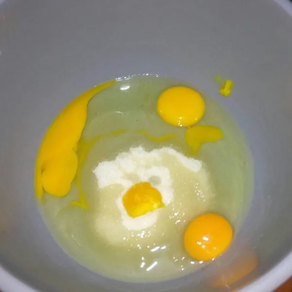 Di wadah campur gula, telur dan sp mixer dengan kecepatan paling tinggi sampai mengembang putih dan berjejak selama 10 menit.
