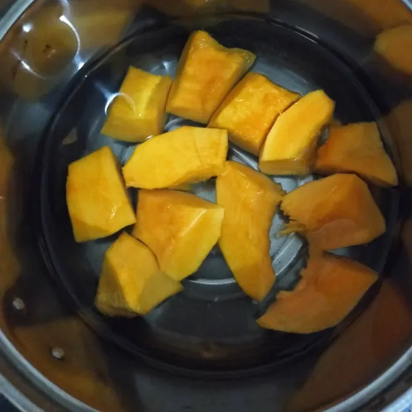 Potong dan cuci bersih labu, kemudian rebus sebentar.
