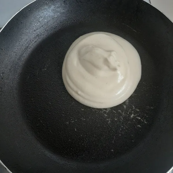 Siapkan teflon anti lengket dan olesi dengan sedikit minyak. Tuang adonan sebanyak satu sendok sayur ukuran sedang.