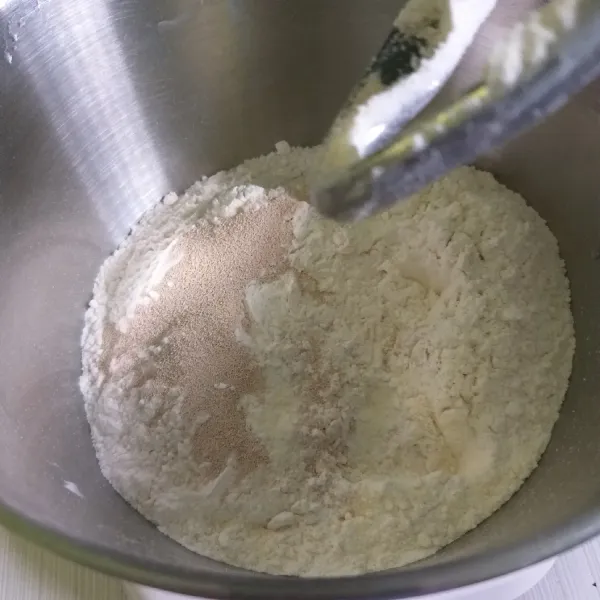 Masukkan tepung, gula pasir, dan ragi dalam bowl.