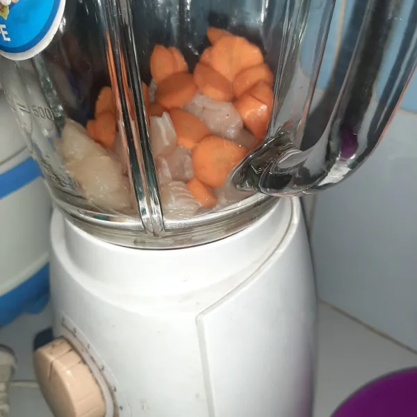 blender dori dan wortel. pastikan juga dori nya sudah lunak agar blender tidak mudah rusak. blender hingga lembut dan tercampur rata.