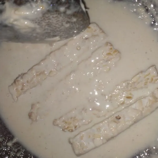 Potong tempe memanjang lalu masukan adonan.
