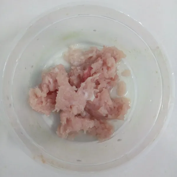 Giling ayam sampai halus. Atau bisa dicincang halus. Sisihkan.