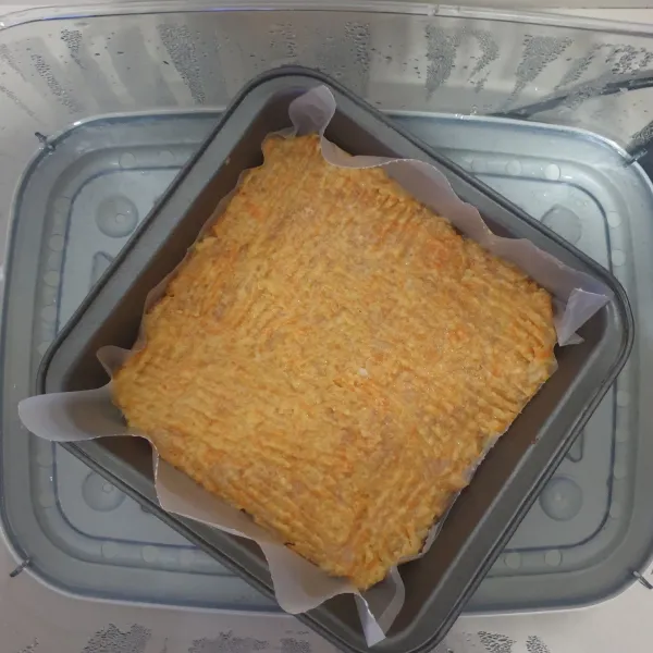 masukan adonan kedalam loyang yang sudah di alasi dengan plastik dan di olesi dengan minyak goreng. kukus adonan selama 30 menit. angkat dan dinginkan. setelah dingin potong-potong nugget sesuai dengan selera.