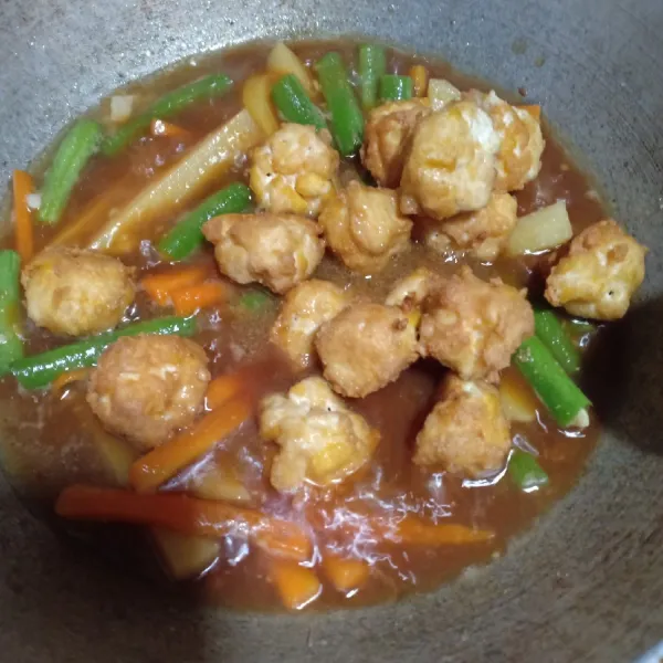 Masukkan kecap, garam, dan bola tahu, aduk rata lalu angkat dan sajikan.