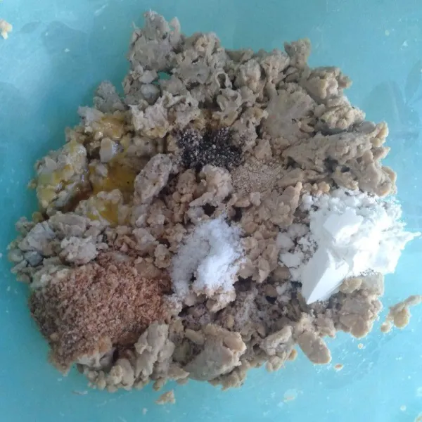 Dalam wadah baskom, masukkan tempe yang telah dihaluskan, tambahkan pula bumbu-bumbunya. Masukkan juga telur & maizena. Aduk rata.