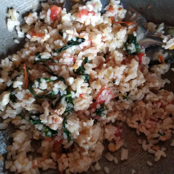 Masukkan nasi putih, aduk rata. Tambahkan saos tiram dan garam. Aduk hingga rata dan meresap. Sisihkan.