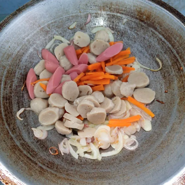 Masukkan wortel,bakso dan sosis. Aduk rata.