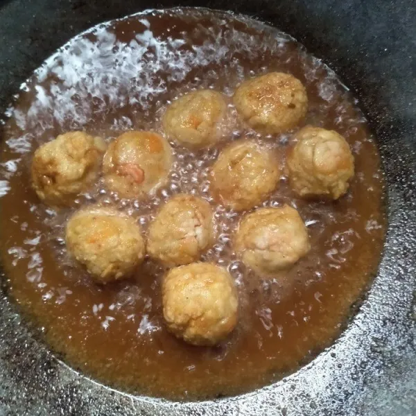 Goreng hingga kuning kecoklatan lalu sisihkan dan siap disajikan.