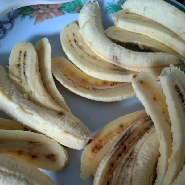 Belah belah pisang tapi jangan sampai terputus, bentuk seperti kipas, sisihkan.