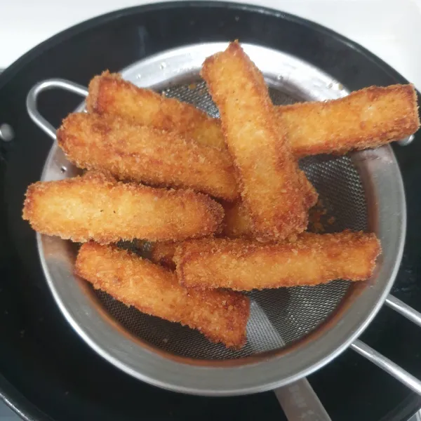 panaskan minyak goreng secukupnya goreng nugget ayam wortel sampai berwarna kuning keemasan angkat dan tiriskan.