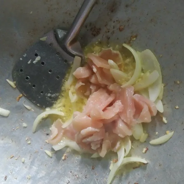 Tumis bawang putih dan bawang bombai sampai harum, lalu masukkan daging ayam dan aduk rata