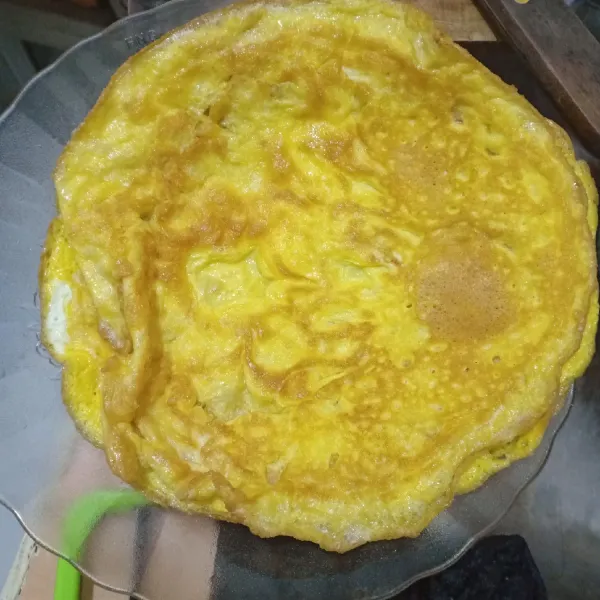 campurkan telur dan garam,dadar menjadi 2 bagian.