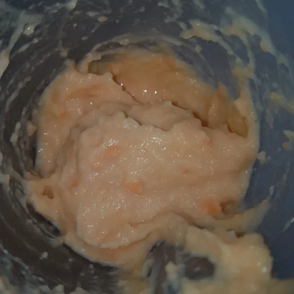 Blender hingga halus wortel,kentang kukus dan susu cair dingin,sisihkan.