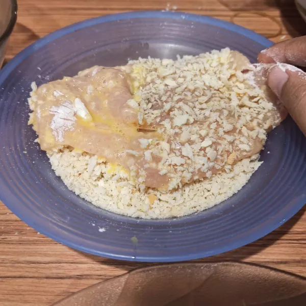 Balurkan ke tepung roti sambil ditekan tekan hingga semua tertutupi.