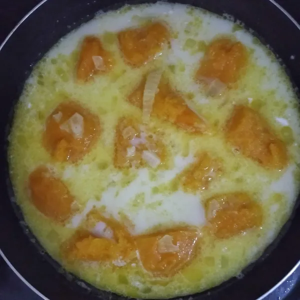 Masukkan labu, masak hingga labu matang.