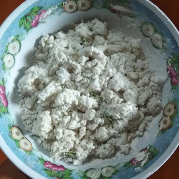 Tuang air mendidih. Aduk rata lagi.