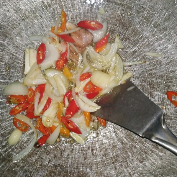 Tumis bumbu iris hingga harum.