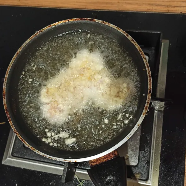 Panaskan minyak cukup banyak, goreng ayam hingga kecoklatan dengan api kecil agar matang merata. Tiriskan, kemudian potong-potong dan sajikan.