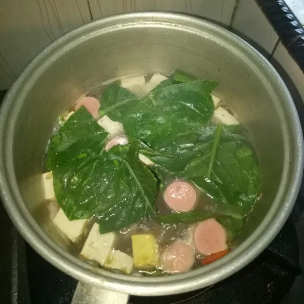 Cuci bersih daun kailan lalu masukan ke panci kuah.Masak sampai daun kailan matang,sekitar 2 menit.Angkat dan sajikan dengan nasi pulen.