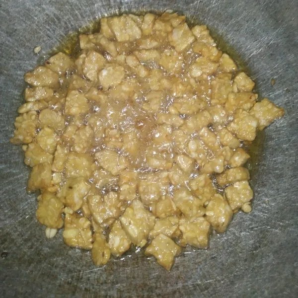 Potong dadu tempe dan tahu, goreng dan sisihkan.