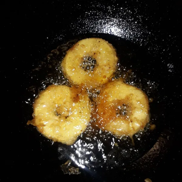 Goreng adonan menggunakan api sedang sampai kedua sisi berwarna kecoklatan dan matang. Angkat lalu tiriskan.