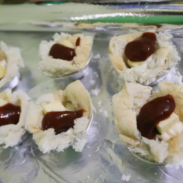 tambahkan juga keju dadu, saus barbeque.