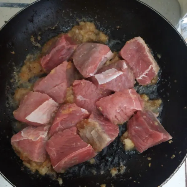Masukkan daging sapi yang sudah dicuci bersih